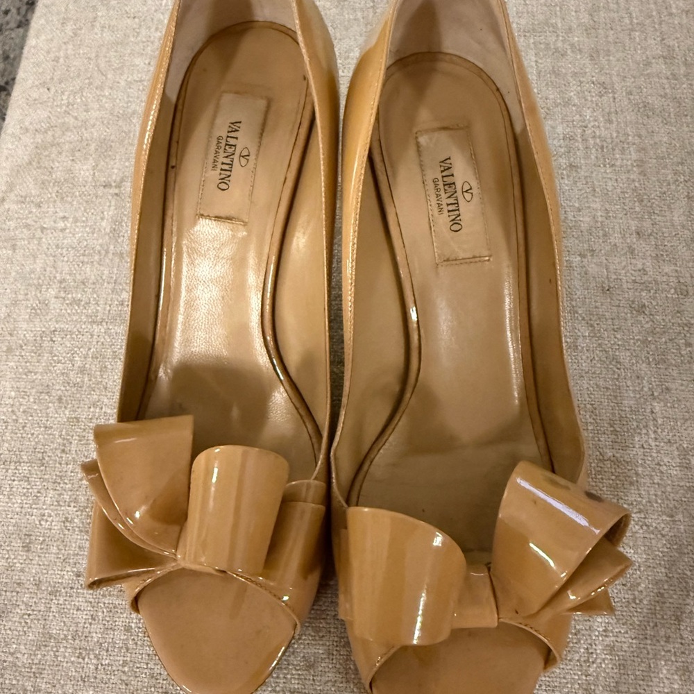 Valentino Garavani Nude Patent Bow Heels Pumps Size 40.5